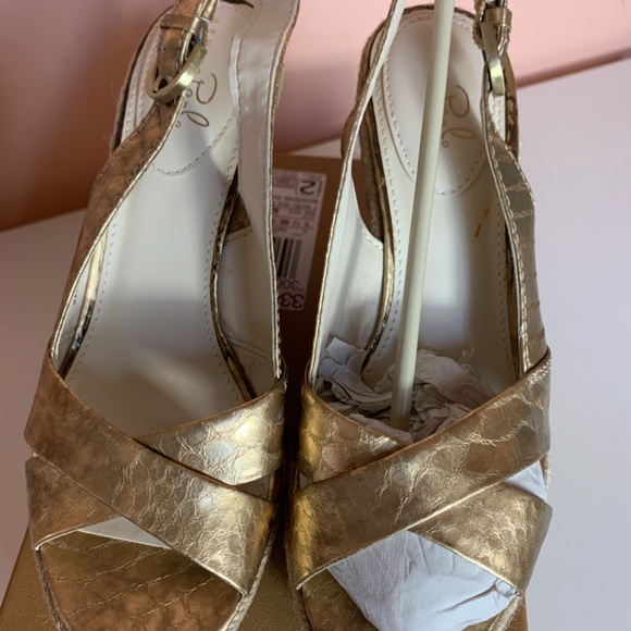 Sandals / wedges., size 7. Gold color. - Picture 3 of 10